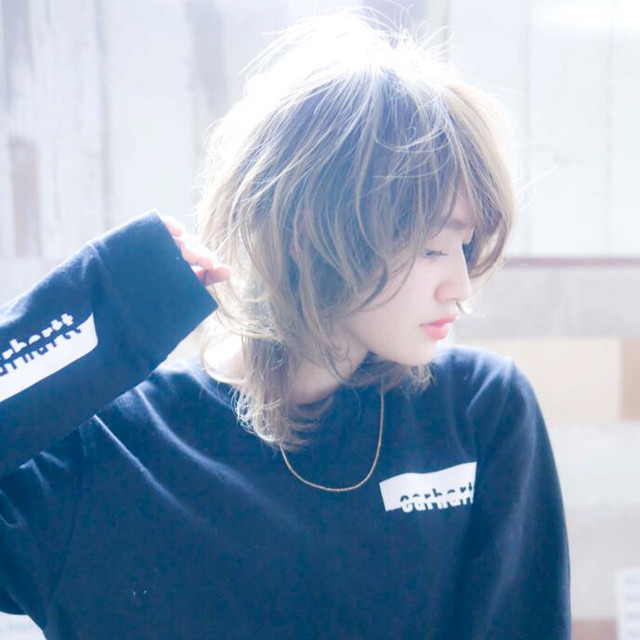 ウルフカットの女性