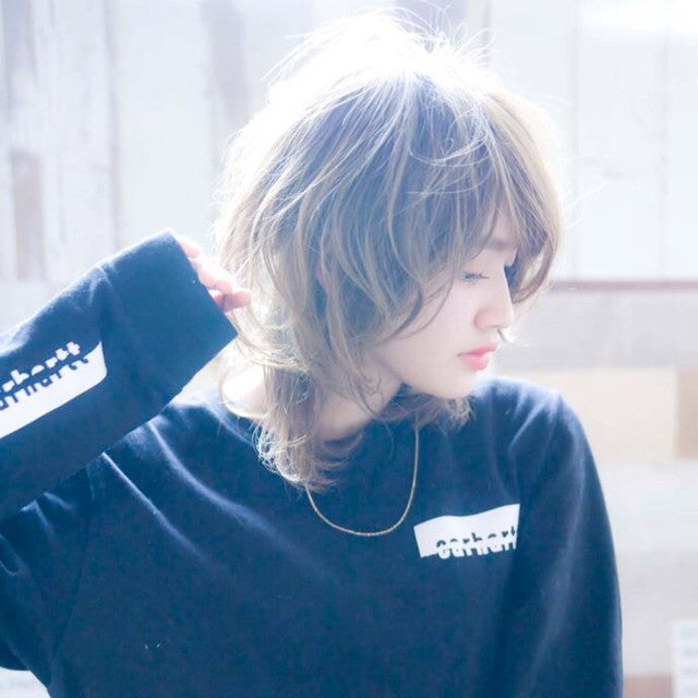 ウルフカットの女性