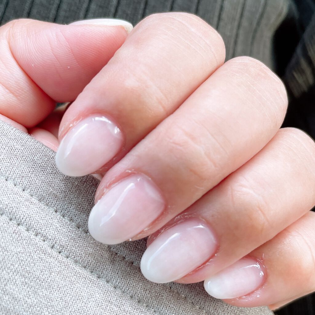 ぽこフォロバ on LIPS 「今回のネイルは白のグラデ。ちゅるんと仕上げてもらいました✨白は..」(1枚目)