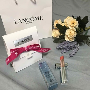 友人から誕生日プレゼントで頂いたLANCOMEのリップ🥰💕💕

青が好きな私にピッタリの限定パッケージだそうで！

香りはイブサンローランよりは優しいパッションフルーツ系でマキシマイザーのように塗ってみ