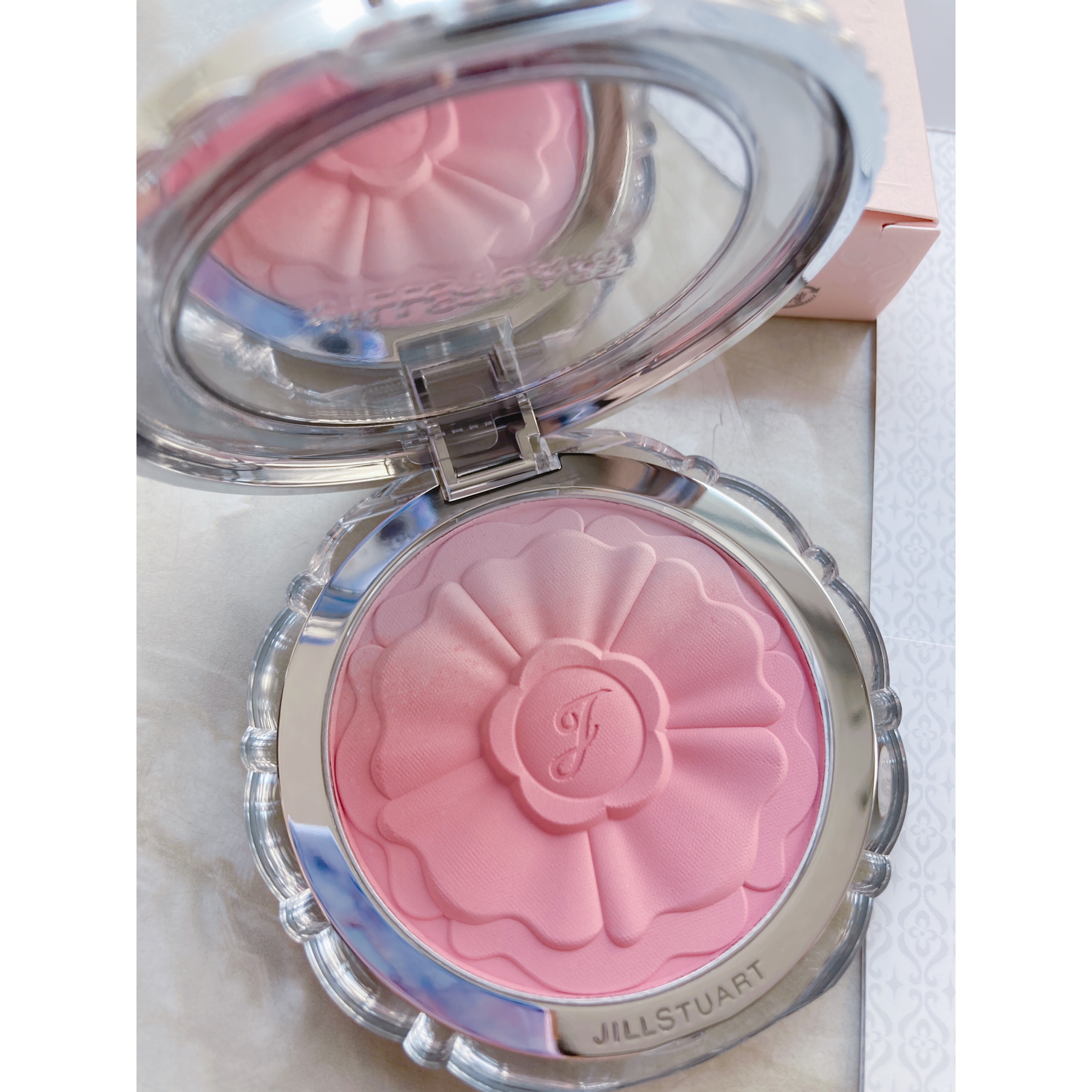 ジルスチュアート　パステルペタル ブラッシュ 04 dressed peony/JILL STUART/パウダーチークを使ったクチコミ（2枚目）