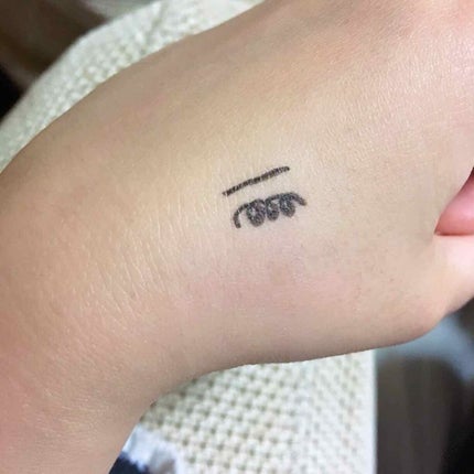 MAYBELLINE NEW YORK ハイパータイトライナーのクチコミ「メイベリン ハイパータイト ライナー
このアイライナーはなんと!ペン先が15°曲がっています.....」(3枚目)