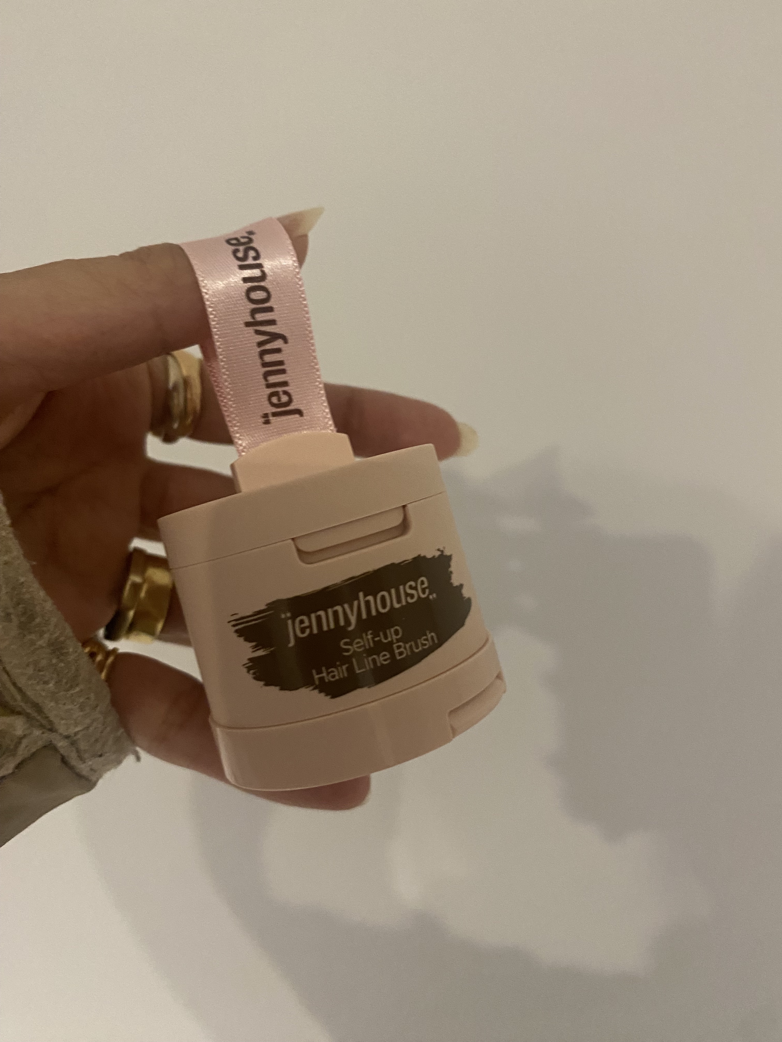 さっと小顔メイクや白髪ぼかしができてめっちゃ便利。

裏がブラシになっていて、さっとつけれる！

べたつきもなし、色も馴染んでくれちゃう！
愛用品です。