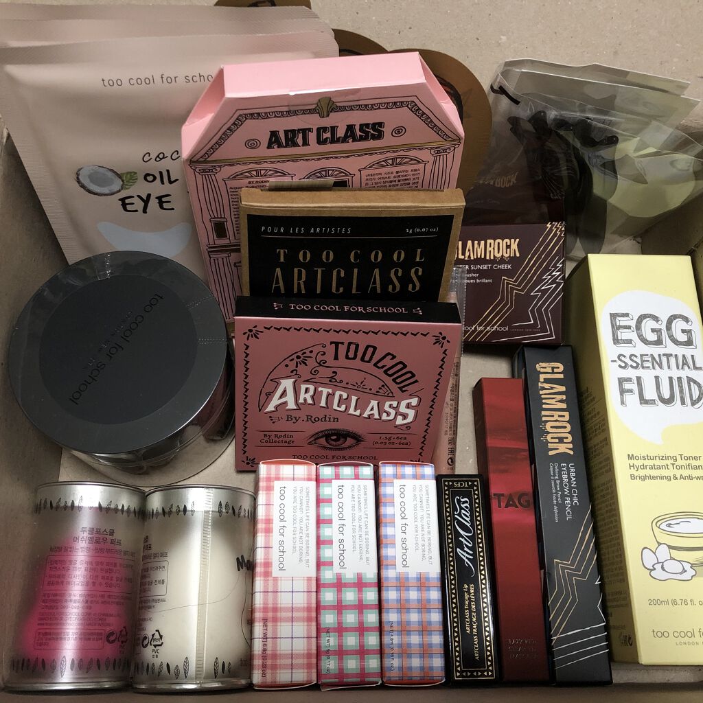 too cool for school
公式ショップ販売の福袋を購入しました。

元々5500円くらいでしたが、割引クーポンなど使って4450円。

最初シェーディングとアイシャドウパレットを単体で買おうとしていたのですが、福袋に必ず入って