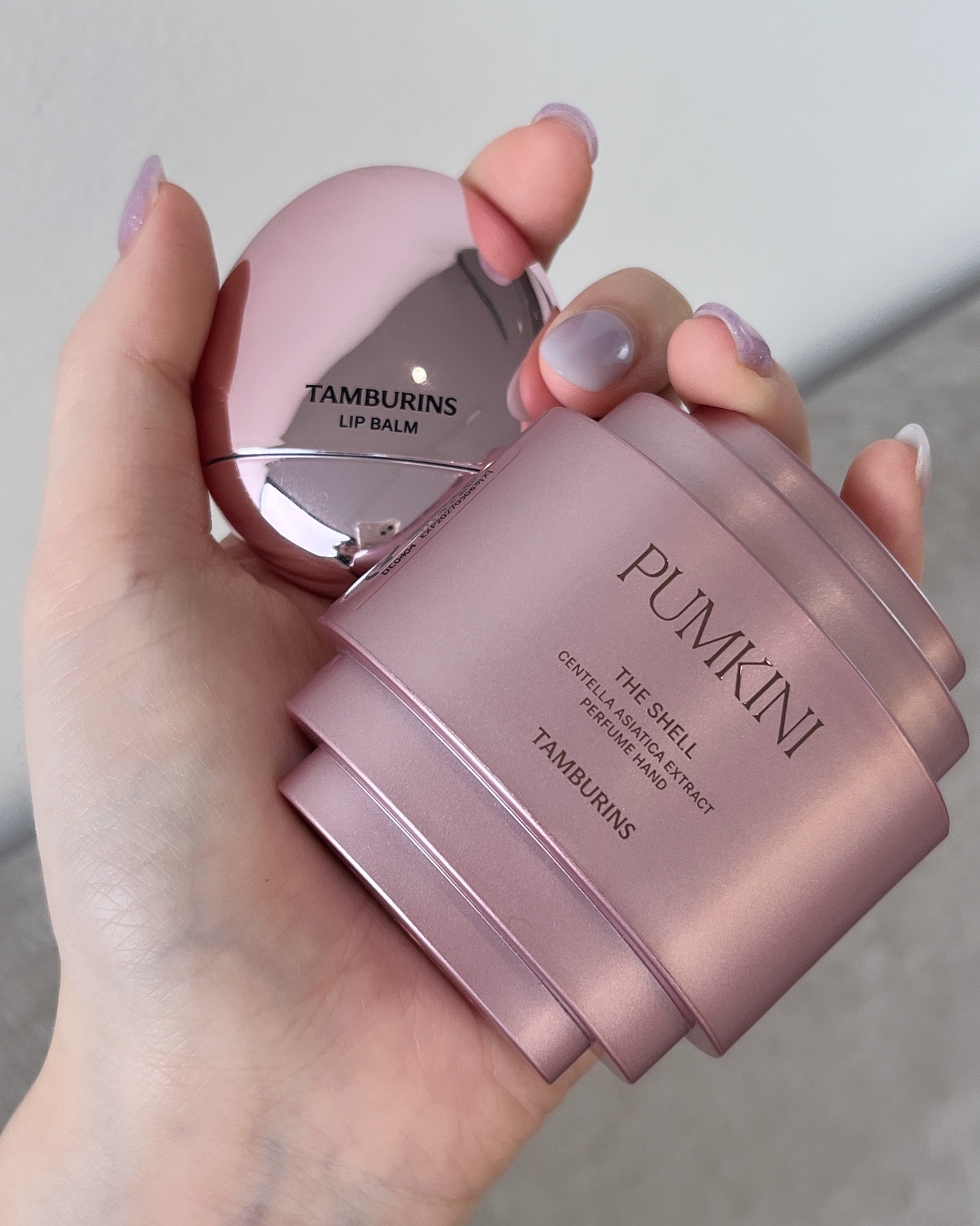 → @neutral_wood 

どちらも毎日持ち歩いてるお気に入り🥰
ハンドクリームは今月、シンサ駅のフラグシップストアで購入💗

リップバームは日本から注文した愛用品♡
ウソク始まるからまた買いに行くぞ〜🌴

…

タンバリンズ