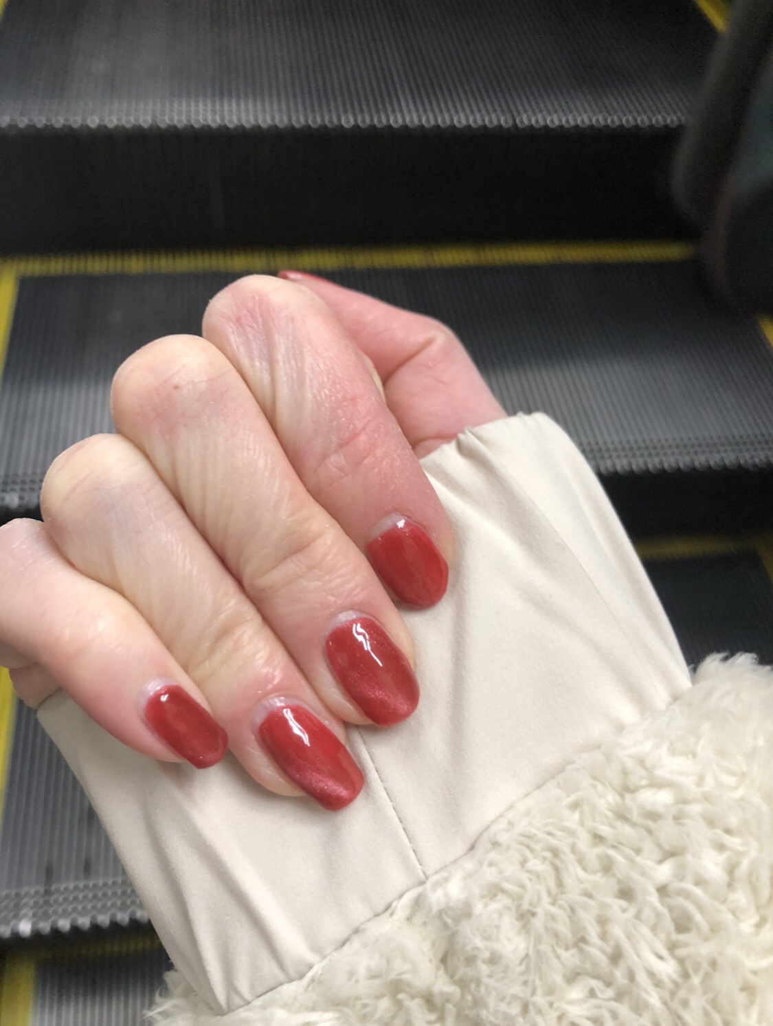 はじめてセルフで
マグネットネイルしてみた💅🧲

キャンドゥのジェルネイルシリーズ
330円だよ

赤ネイルにも表情がでて
マグネットネイルいいかも

ピンクやベージュなら万人ウケするし
オフィスでもいけるね
