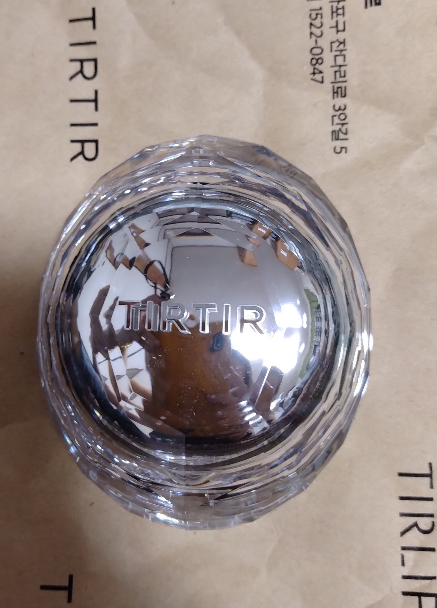 TIRTIR MASK FIT CRYSTAL MESH CUSHION 17C ポーセリン

少し前に滝汗でも気にならない、手頃なクッションファンデーションはないかと探して購入。
今までTIRTIRのファンデーションはミニしか購入した事な