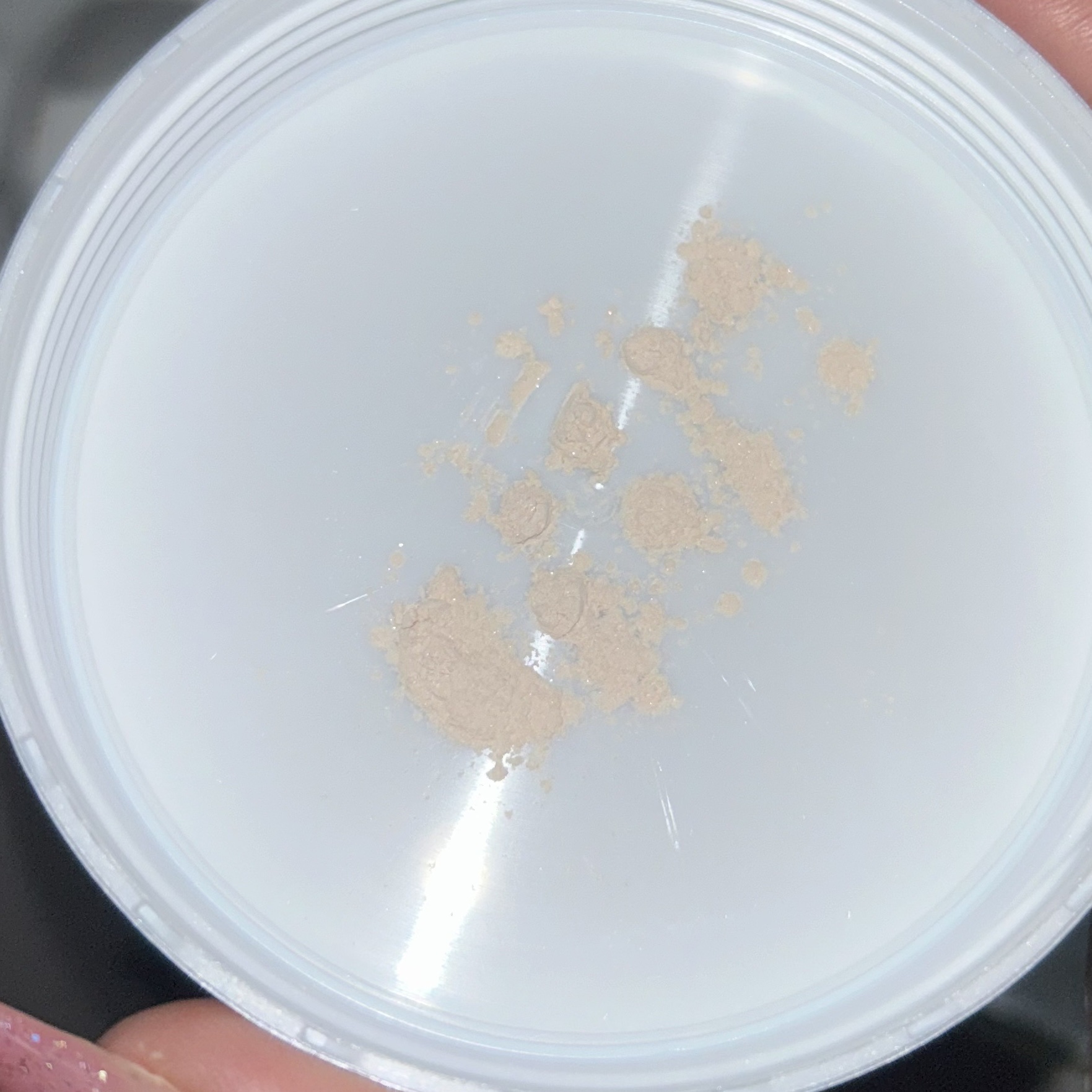 スージー エキスパート マイクロエアリーパウダーＦ/SUSIE N.Y./ルースパウダーを使ったクチコミ（3枚目）