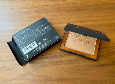 NARS ブロンズパウダーのクチコミ「〈NARS〉
  ·ブロンズパウダー（5172 ブラウン＆ゴールデンシマー ／LAGUNA）
.....」（3枚目）