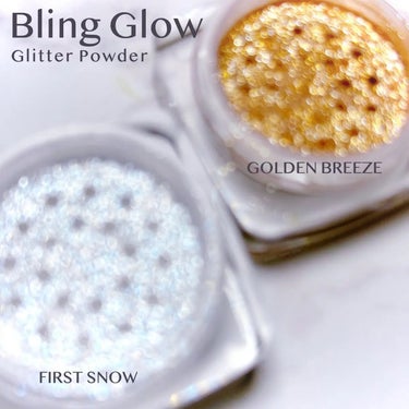 見てこの繊細な煌めき…✨

どの角度から眺めてもキラキラなBling Glowのグリッターパウダー。

開発期間2年、試作93回というこだわりのラメは1粒1粒が輝いていて時間が経ってもザラついたりゴミ化