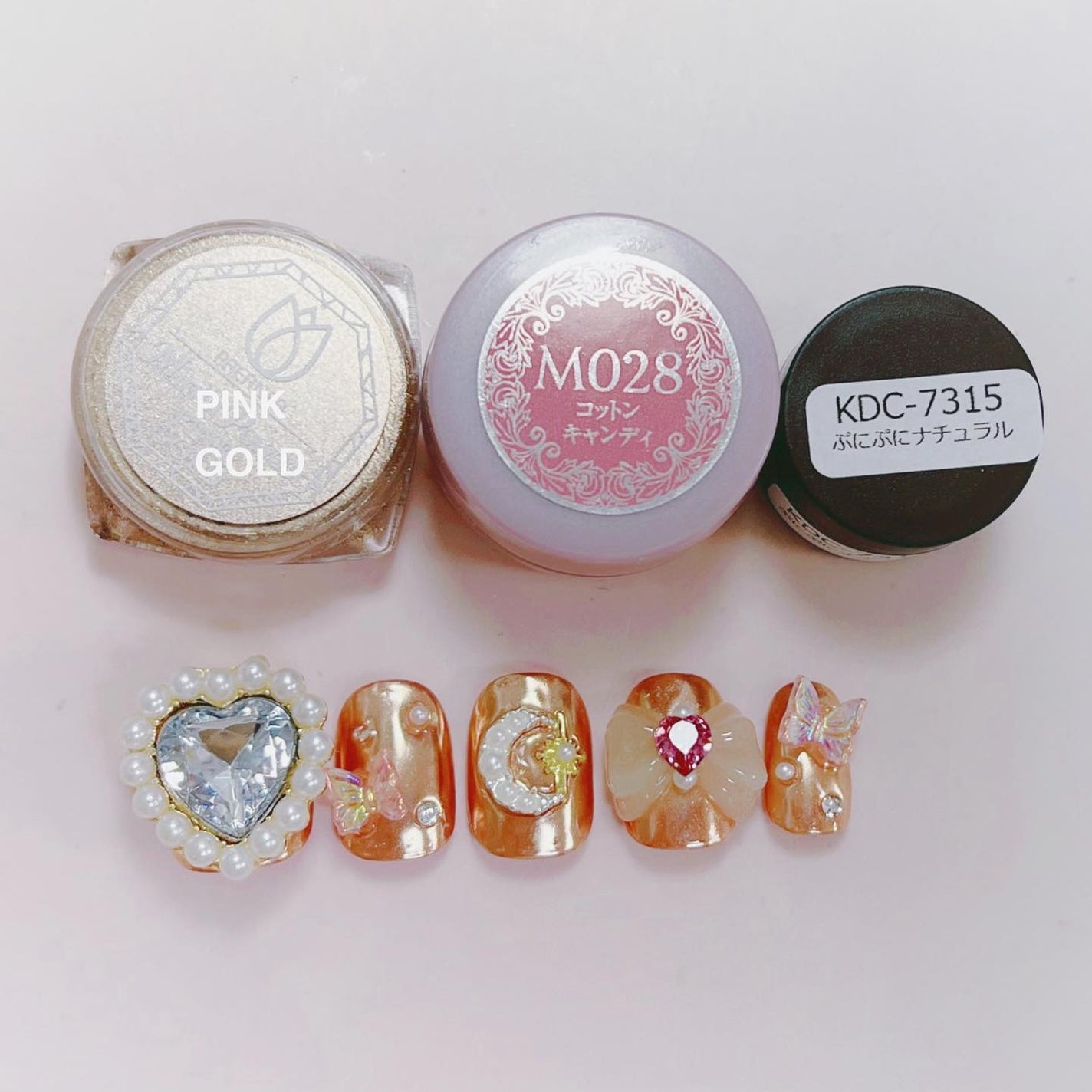 なかやまちえこ on LIPS 「ゆめかわエレガント🌙365日ネイル286日めワンポイントに蓄光..」(4枚目)