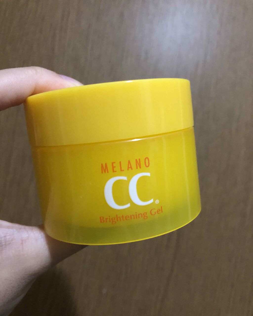 miii on LIPS 「メラノCC美白ジェル柑橘系の香りで私は結構すき🍋#お部屋サロン..」(1枚目)