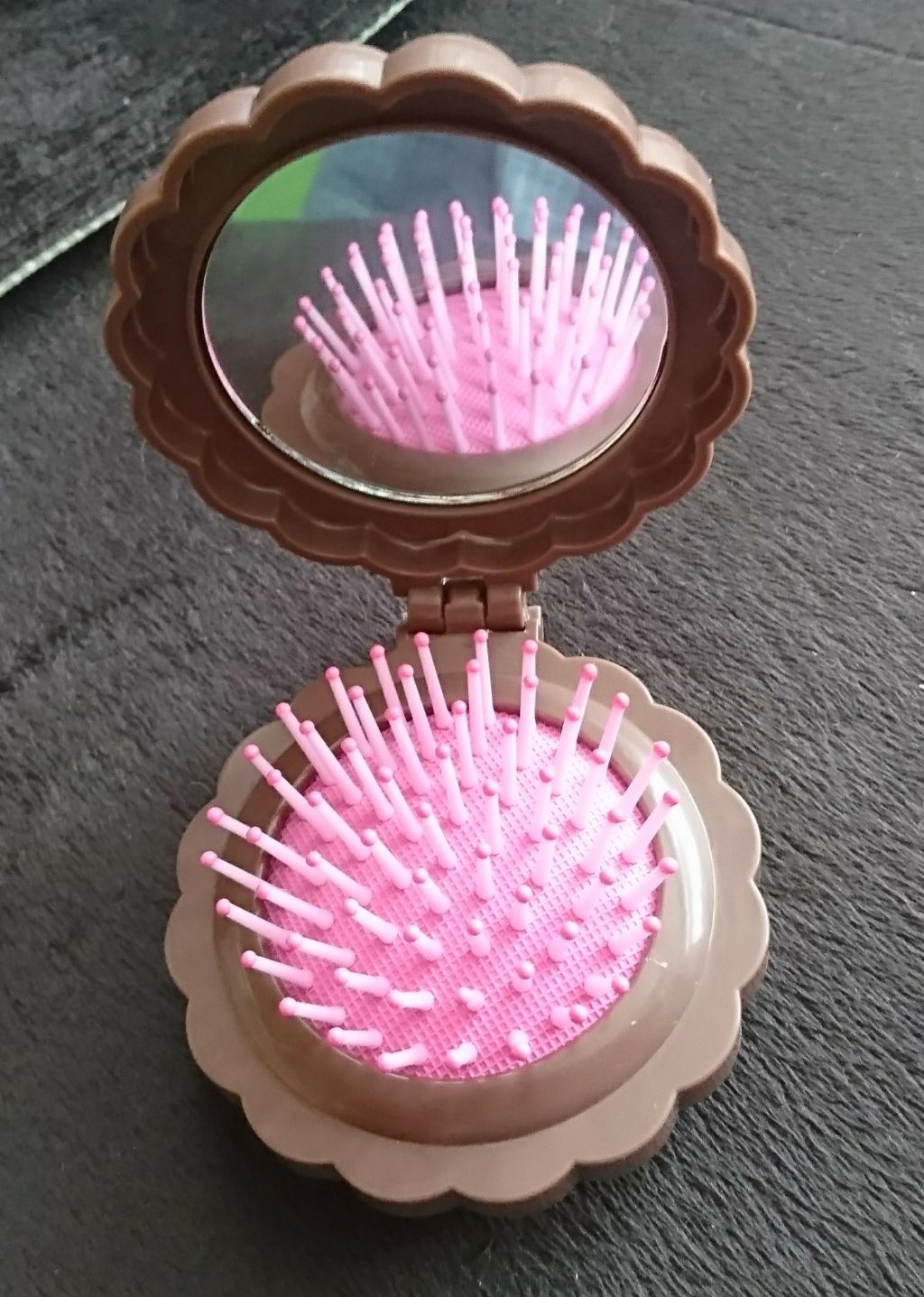 ダイソーコンパクトミラー&ブラシ/DAISO/その他化粧小物を使ったクチコミ(3枚目)