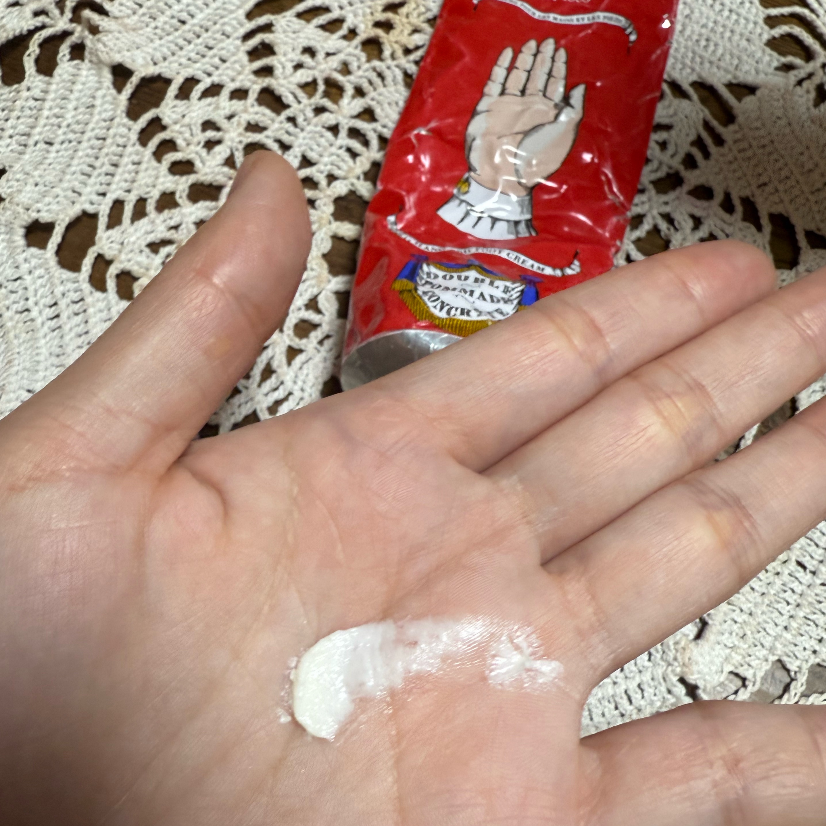 ドゥーブル・ポマード・コンクレット/オフィシーヌ・ユニヴェルセル・ビュリー/ハンドクリームを使ったクチコミ（2枚目）