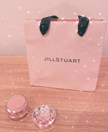 JILLSTUART ジルスチュアート
リップバーム ロージーズ(♡)

大好きなJILLの有名なリップバームを購入。
パッケージが可愛いのはもちろんとても有能なリップバームでした☆*。

指でつけるタ