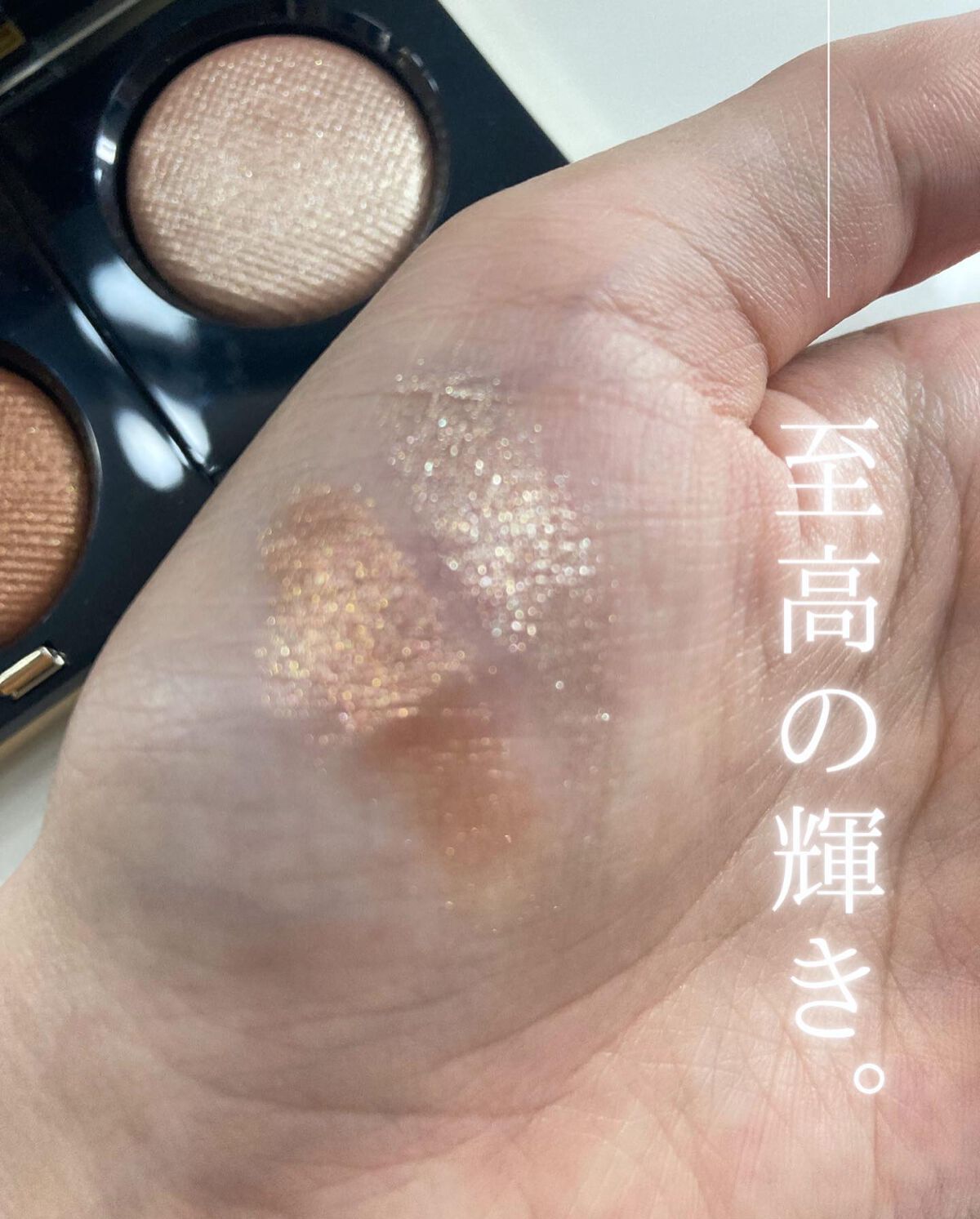 .
【 宝石みたいなラメの虜に💎 】

┈┈┈┈┈┈┈┈┈┈┈┈┈┈┈┈┈┈┈┈┈┈┈┈┈

いつもお世話になっております🦋☽

今回は最近ずっと使っているボビイブラウンの
アイシャドウを紹介します❣️

過去にムーンストーンを使ってい