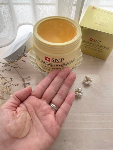SNP SNP ゴールド コラーゲン スリーピング パックのクチコミ「ツヤを失った肌へ集中的に栄養を補給してくれる睡眠パック🤍

プルンとしたテクスチャーでいつもの.....」（3枚目）