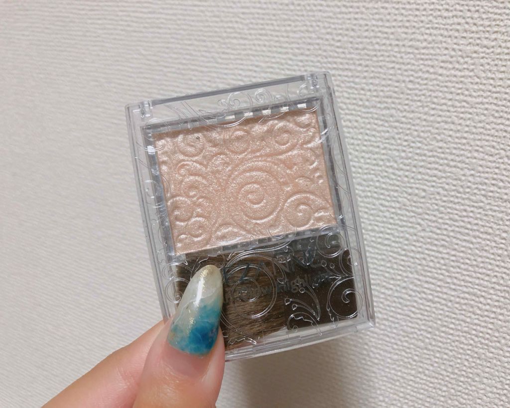 セザンヌ
パールグロウハイライト
01 シャンパンベージュ


ギラギラツヤツヤのハイライト。

濡れたみたいなツヤが出て、めちゃかわいい。
指で塗ると下手するとめちゃくちゃギラついちゃうので、筆がオススメ。

しっとりめの粉で、粉飛び、ラ