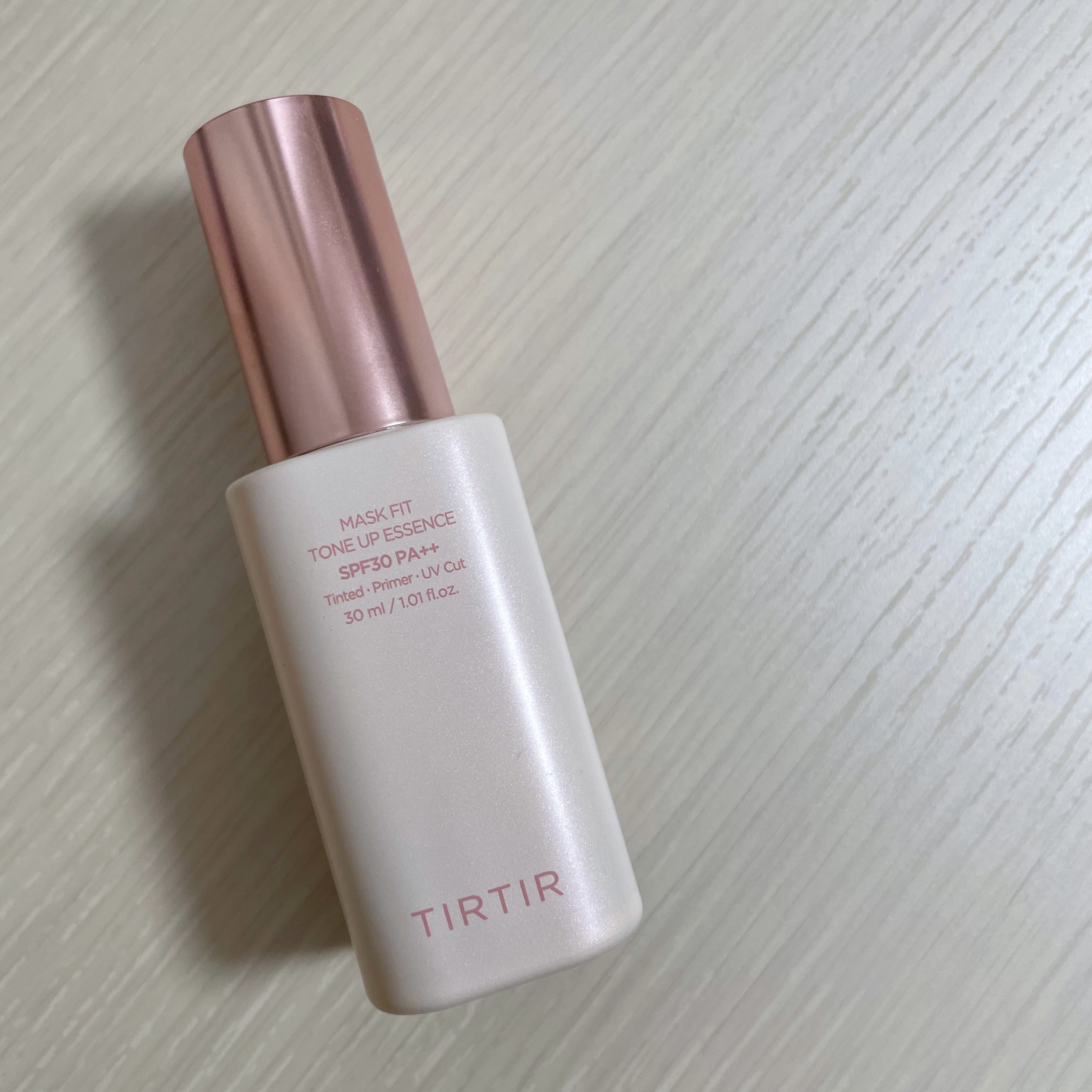 TIRTIR　マスクフィットトーンアップエッセンス


冬でも乾燥を感じにくいです😌

カバー力があるので、ファンデなしでも十分でした！

結構トーンアップするので薄めに塗らないと白浮きするかもしれません




