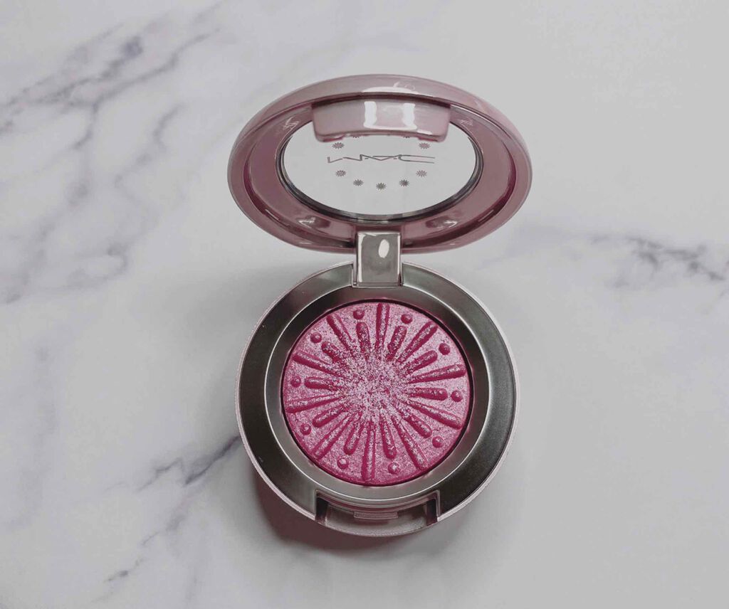 エクストラ ディメンション フォイル アイシャドウ M·A·C フロステッド ファイヤーワーク エクスプローシブ ケミストリー/M・A・C/単色アイシャドウを使ったクチコミ（1枚目）