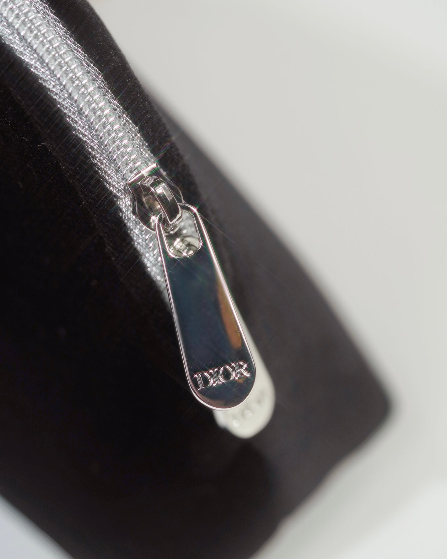 SUMOMO on LIPS 「【Diorノベルティ】ブラック×ベロア風生地のポーチが上品かわ..」(3枚目)