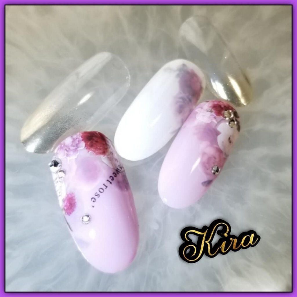 r.kira.nail on LIPS 「シールとジェルを交互に重ねたデザイン✨シールカラーが柔らかくな..」(1枚目)