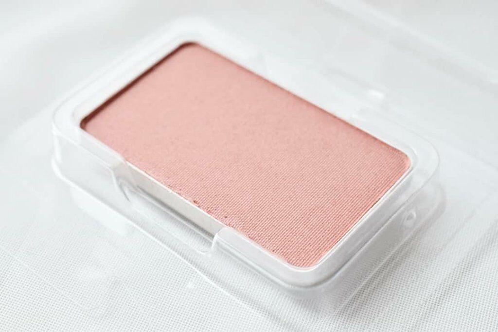 ハイビスカス チーク［パウダリー］/AMRITARA/パウダーチークを使ったクチコミ（2枚目）