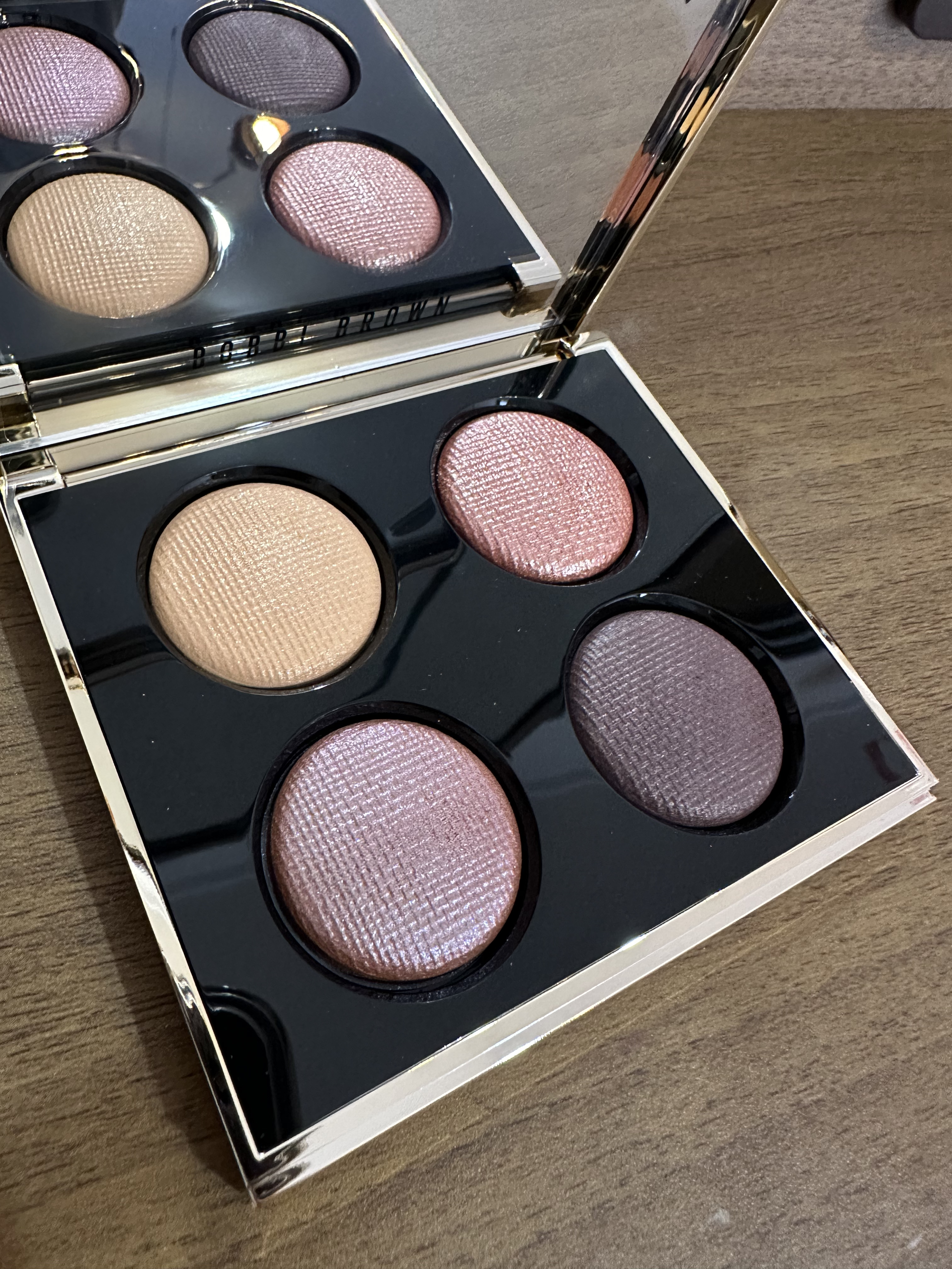 リュクス アイシャドウ クォード グロウ ウィズ ラブ コレクション