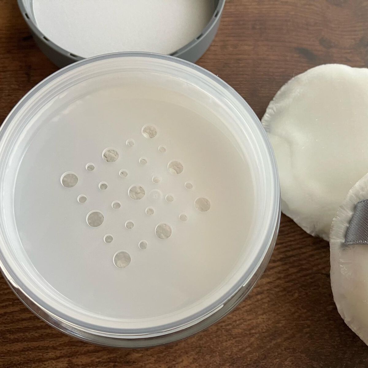 フィニッシングパウダー マット/チャコット・コスメティクス/ルースパウダーを使ったクチコミ(2枚目)