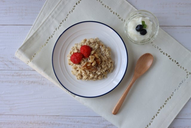 フルーツが乗ったオートミールとヨーグルト