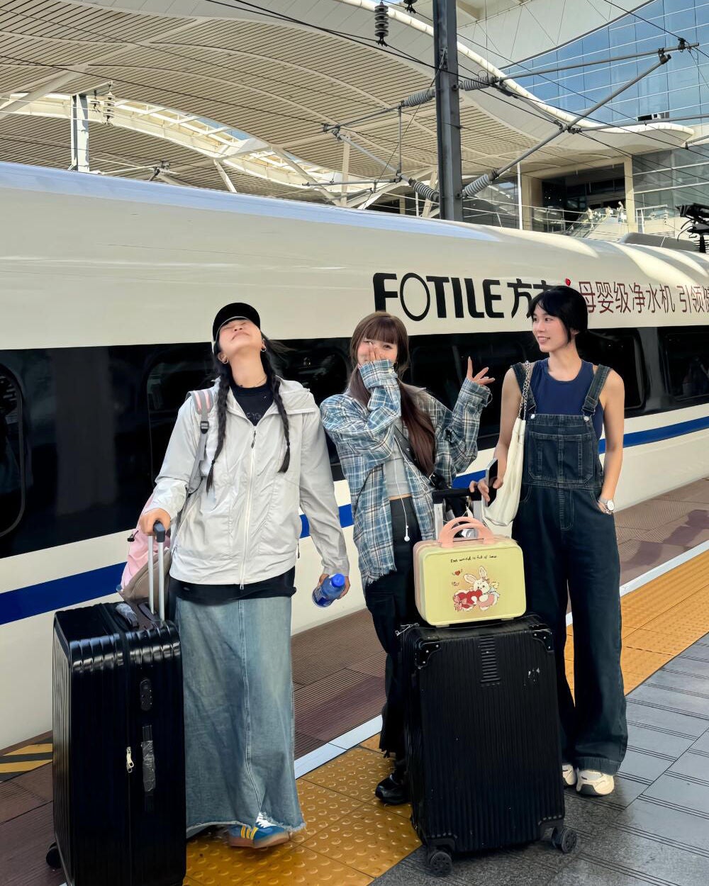 ひとみ on LIPS 「良い友達は旅行の最高のアイテムです!!!#コーデ#韓国ファッシ..」(2枚目)