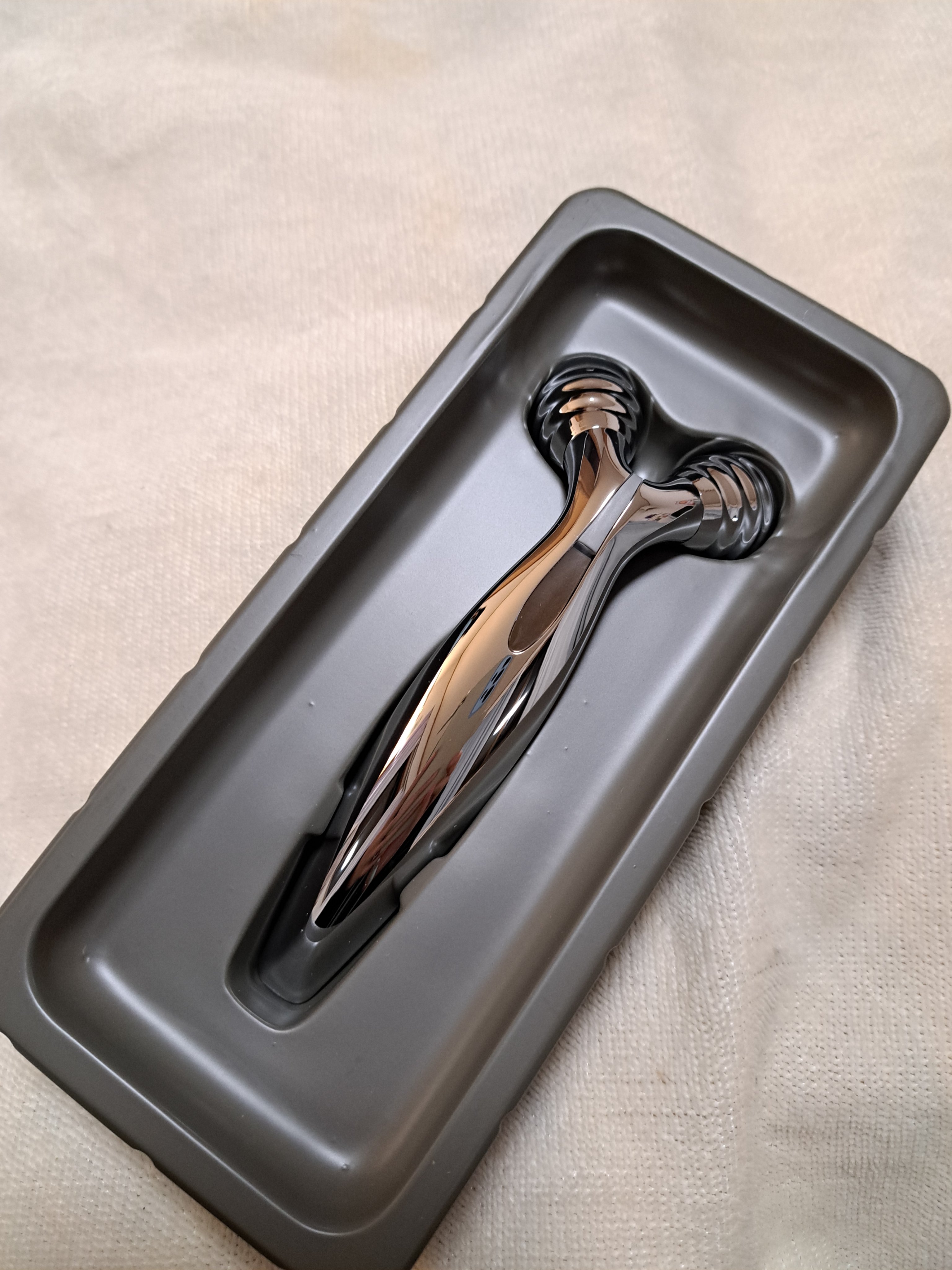 マイクロカレントフェイスローラー/ニトリ/美顔器・マッサージを使ったクチコミ（2枚目）