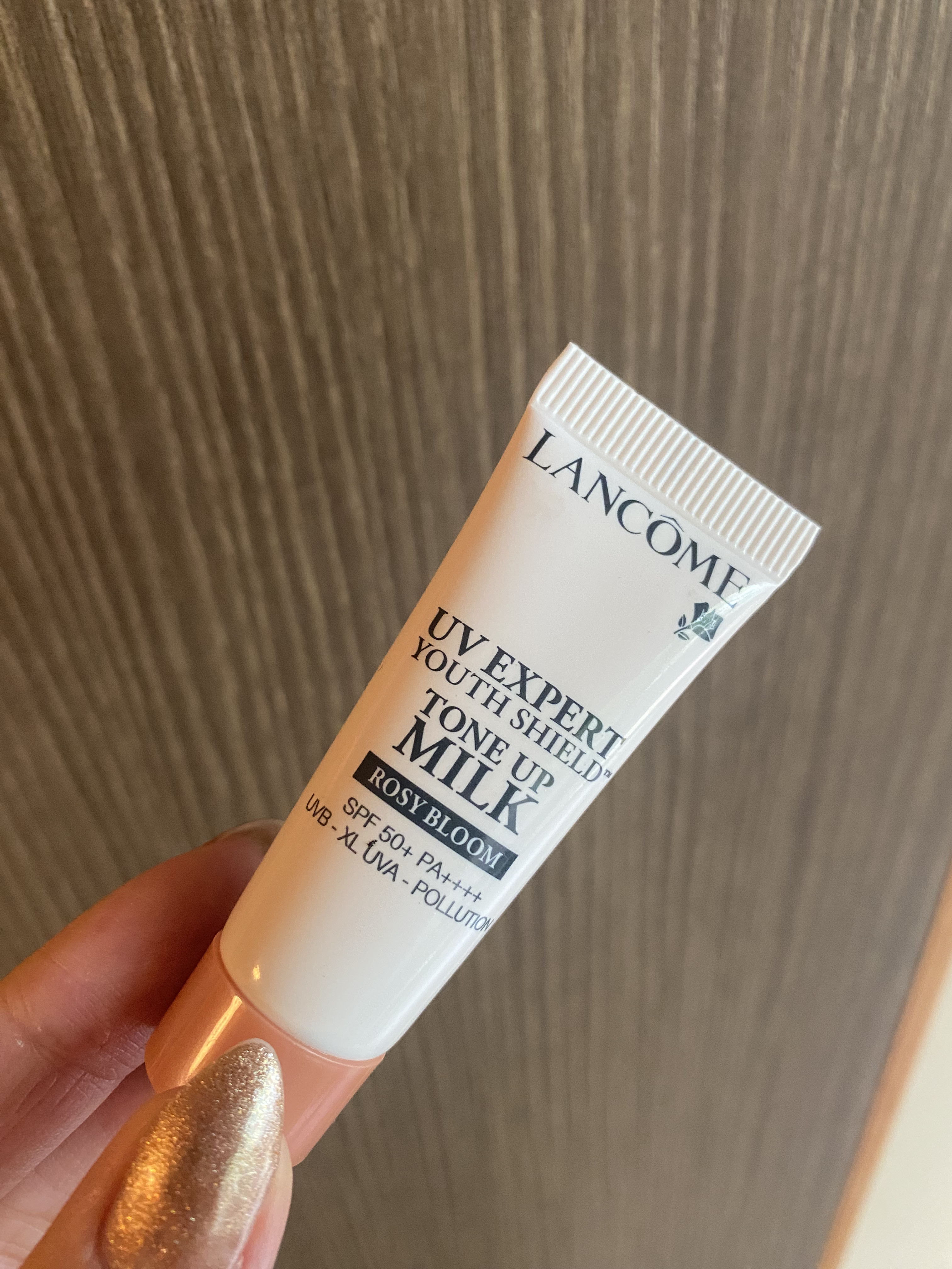 サンプルのレポ😘ランコムの下地を初めて使ってみました😆
しばらくずっとマキアージュ一択だったから久しぶりに違う下地を使った🙄

着け心地良くて、よれにくくとても良かった💘
トーンアップはそこまで感じないかな？ほんのーーり血色アップ程