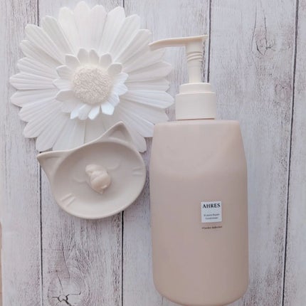 ふてねこ.フォロバ100 on LIPS 「シンプルなボトルの後ろはオシャレなデザインが✨★AHRES★☑..」(4枚目)