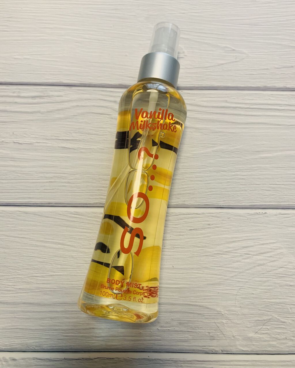 またもや、イギリスのボディミスト
SO...? バニラミルクシェイク　100ml 
の感想です😊

こちらのブランドは甘い香りが得意なのかバニラミルクシェイクも甘くくどくなりすぎずいい香りです。

名前にバニラとついていますが、お花のよう