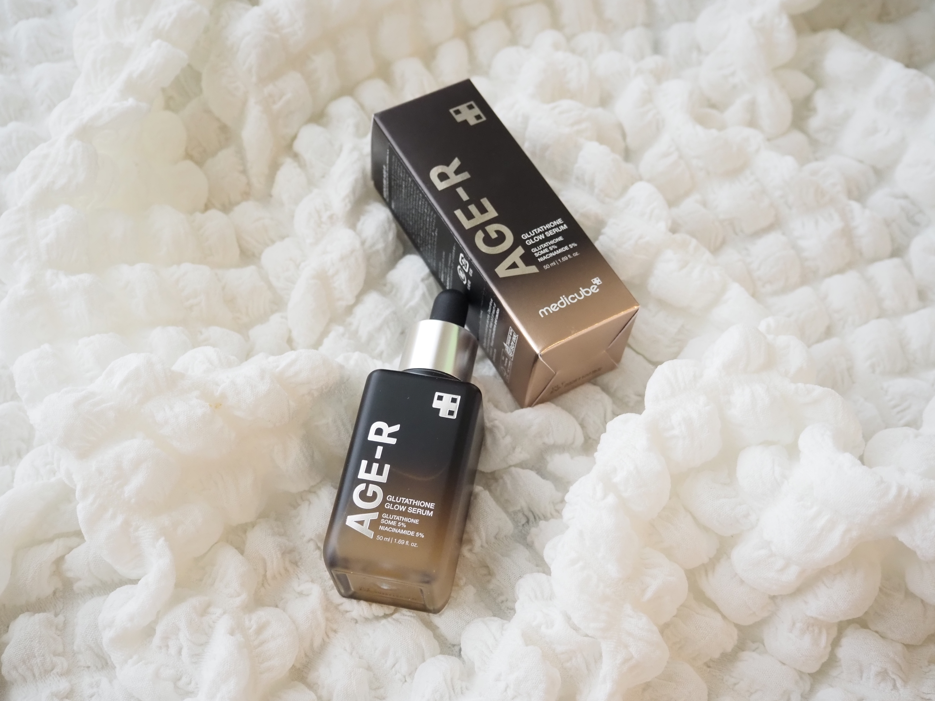 年齢を重ねて、最近急に増えてきたしみ…
しっかりケアしたくて、グルタチオングロウアンプルを使ってみることに。

シミ＆美白ケアビタミンC美容液ということで
純度99.4%のグルタチオンが配合されていて
年齢が表れやすい目元やほうれい線もリフ