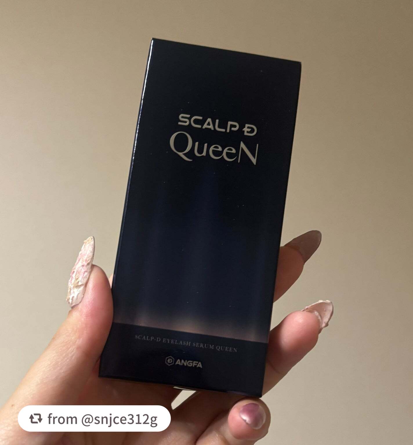 【snjce312gさんから引用】

“スカルプD  アイラッシュセラム　クイーン


LIPS様からプレゼントでいただきました！🎁
安心安全のスカルプDの高級ラインまつ毛美容液…！
液がピンク色で可愛い！
容器の部分で適度な