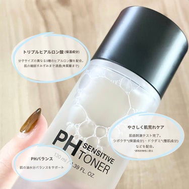 ────────────

SAM'U(サミュ)
PH SENSITIVE TONER

130ml / ¥3,300 (Qoo10参考価格)

────────────

MOREMEを通して、SAM'U様よりいただき
レビューさせていただきました✨

肌のPHバランスから答えを探す
日常のストレスでで疲れた肌のバランスを
整えてくれる PH Balance Formulaを
追求しているブランド。

❐ item point
・分子サイズの異なる3種のヒアルロン酸(保湿成分)を配合
・追求したPHで、肌の油水分バランスをサポート
・肌の細部すみずみまで浸透(角質層まで)
・ツボクサ*(保湿成分)・ドクダミ*(整肌成分)などを
　配合し、やさしく肌あれケア
・肌低刺激テスト完了
*原料的特性に限る

────────────
✐☡ 𝗥𝗲𝘃𝗶𝗲𝘄
マットなクリアボトルに
ブラックのロゴとキャップの
シンプルで大人なパッケージ🫧

使い始めのみ、内蓋(シール)がついています！

手に出してみると、シャバシャバ系のトナーで
さらっとしていて みずみずしい
ウォーターテクスチャー💧

PH センシティブクリームとはまた違う
爽やかなフローラルのいい香り𖧷

のびもよく、さっぱりとしていて
肌にすーっと馴染み
ベタつきは感じませんでした🥰

肌質を問わず使えそう😊💭

コットンに含ませ、優しく拭き取り
なじませると 肌がなめらかに☺️

手のひらでなじませる時には
2~3回ほど重ねると、よりしっとり
肌に水分が入っていく感じがして、ツヤが出ます💫
　
　
サミュは私の肌に合っているようで
肌がゆらぎそうな時にも使えています👌🏻ˊ˗ 
　
　
私のお気に入りの
“PH センシティブクリーム“と相性が良く
セットで使用すると、肌の調子がいいです👼🏻🪽


MOREME様を通して
様より提供していただきました！
ありがとうございます😊
────────────

#PR #sam_u  #サミュ #韓国コスメ #スキンケア #samu_beauty #PH センシティブトナー
#韓国 #韓国スキンケア #提供 の画像 その1