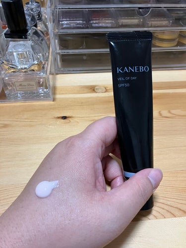 KANEBOカネボウ ヴェイル オブ デイ
日中用美容液　マスク　SPF50 PA+++

結構使ったので、口コミします。

こちらは、スキンケアのような日焼け止めです。なので、乾燥しないし、潤いを感じ
