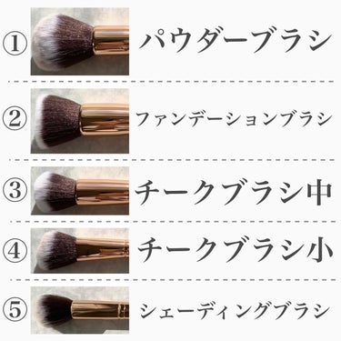 こんにちは、ますです😊

今回はコスパ最強超優秀ブラシをご紹介‼︎
─────────────────
                       SIXPLUS
貴族のゴールド メイクブラシ11本セット 
─────────────────

実は私今までメイクブラシを持っていなくて、
付属のアイシャドウチップをずっと使っていました🫣
でも、メイクブラシで仕上がりが変わると聞いていたので
今回はじめて購入してみました💕

【セット内容】
・パウダーブラシ
・ファンデーションブラシ
・チークブラシ中
・チークブラシ小
・シェーディングブラシ
・ハイライトブラシ
・コンシーラーブラシ
・アイホールブラシ
・アイシャドウブラシ
・アイブロウブラシ
・アイライナーブラシ

持ち運びに便利なポーチ付き‼︎
ブラシ11本+ポーチで3999円はお得すぎる😳

【使用感】
ブラシがフワフワで肌ざわりがとても良いです！
粉含みが良いので使いやすいのも感動✨

黒とゴールドを基調とした高級感のあるデザインも🙆‍♀️
はじめてのメイクブラシにおすすめです！

気になった方はぜひ参考にしてみてください💗


#SIXPLUS
#SIXPLUS貴族のゴールドメイクブラシ11本セット
#貴族のゴールド
#メイクブラシ
#購入品紹介 #MyBestCosme の画像 その1