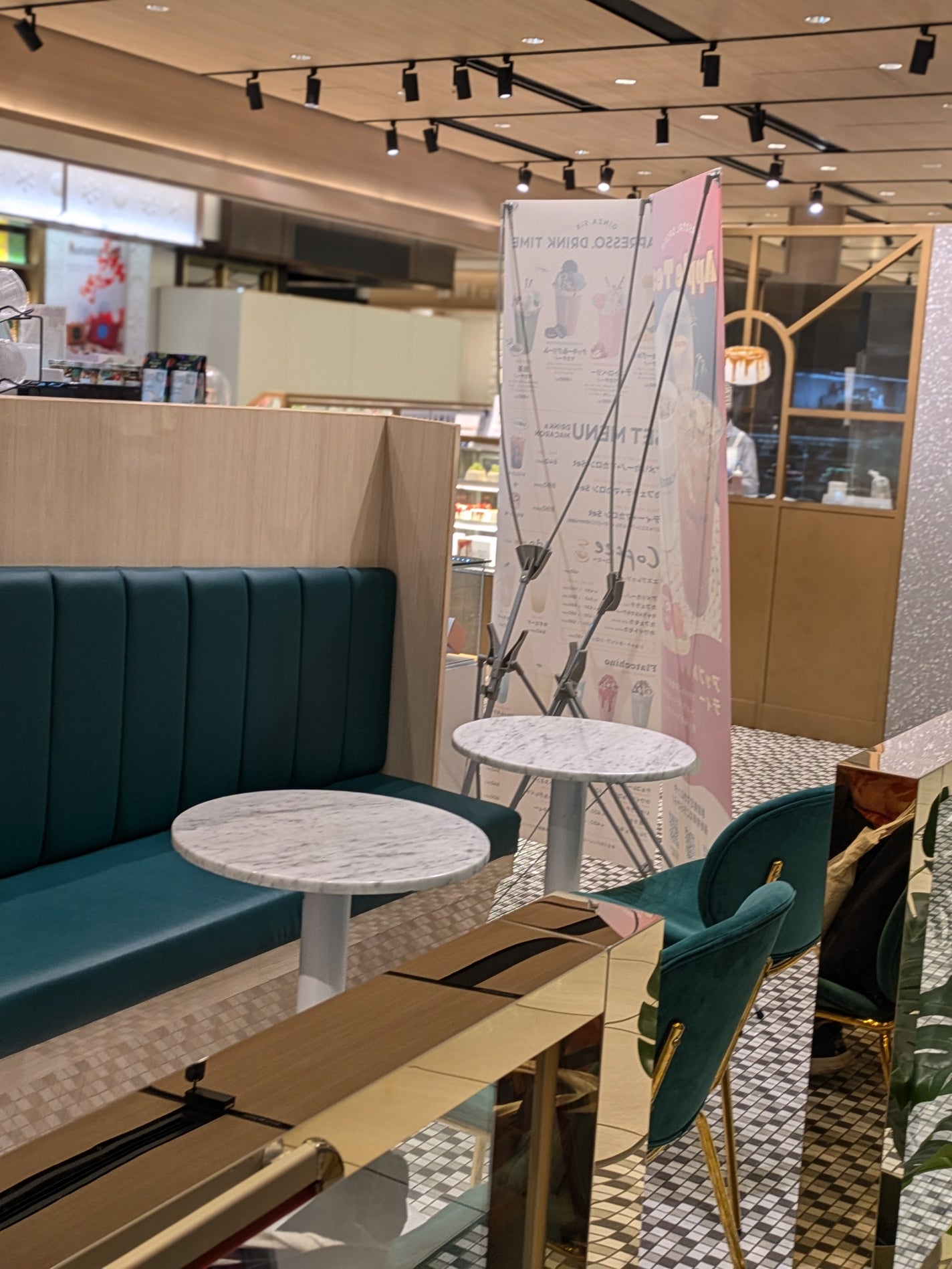 真紅 on LIPS 「MACAPRESSO銀座SIX店様でマカチーノとトゥンカロンを..」(10枚目)