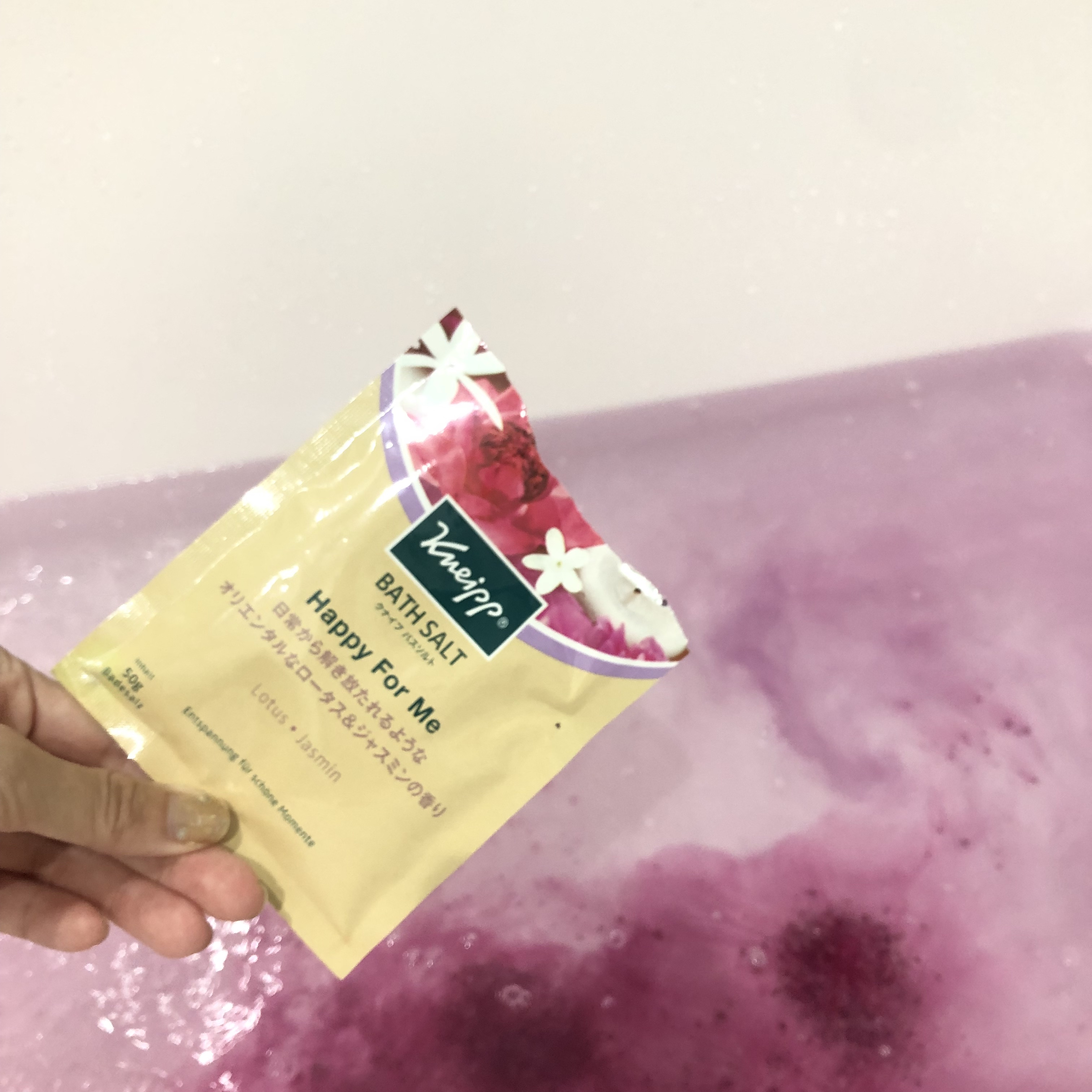 バスソルト ハッピーフォーミー ロータス＆ジャスミンの香り 50g【旧】/クナイプ/無機塩系入浴剤を使ったクチコミ（2枚目）