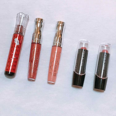 wet 'n' wild Silk Finish Lipstickのクチコミ「左（上）から
seammul real gel tint 
真っ赤だけど青みが入ってて可愛い💕.....」（1枚目）