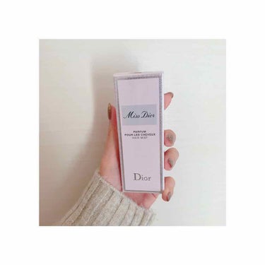 Miss Dior ヘアミスト 30ml
免税店で購入のため￥4,100でした

仕事柄香水ほど香りが強いものが使用できず
ヘアミストを使っているのですが今回は
クチコミ高評価のミスディオールを購入。
