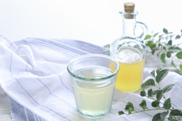 瓶とコップに入ったリンゴ酢