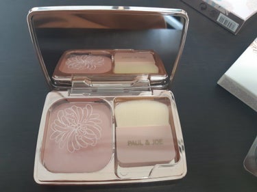 PAUL & JOE BEAUTE パウダー ファンデーション ケース 001のクチコミ「【パケ買いの極み】ポール ＆ ジョー ボーテ　猫のパウダーファンデーションケース

ぴゃー――.....」（3枚目）