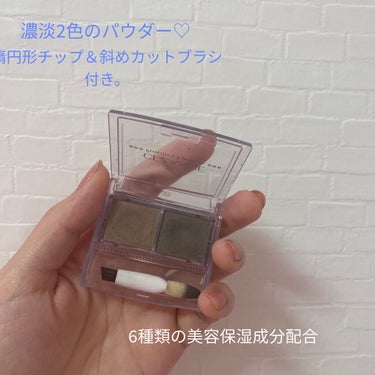 【商品名】
CEZANNE(セザンヌ)
パウダリーアイブロウ
P1ソフトブラウン

【購入場所】
ドラッグストア　¥528

【感想】
今回プチプラのセザンヌでアイブロウパウダーを
購入しました！！

このお値段なのにチップと斜めカットのブラシが
付いているんです👏

これ1つで充分ふんわり眉毛を完成させられます♡

濃淡2色、使いやすい方、もしくは混ぜたり
箇所によって変えたりしながら使用しています。

公式サイトでは
淡色パウダーで眉頭～眉中央を、
濃色パウダーで眉尻を締めると立体感のある眉毛に...
と記載がありました！

ちなみに、カットブラシを使用する際に、
力を入れすぎると粉が飛ぶので注意してください⚠️

一点残念なのが、現在
P1 ソフトブラウン
P2 ナチュラルブラウン
P3 チャコールグレー
の3種展開なのですが、どの色も割と暗めで
私の髪色(明るめ)に合う色がありませんでした...。

その中でも1番明るいソフトブラウンを使って
最後にアイブロウマスカラ(別途紹介します)を
サッと一塗りして、眉毛を完成させてます！

前髪で擦れて落ちることもないし
コンパクトサイズなので持ち運びに非常に便利で
大満足です！

セザンヌさん、
是非明るい色を増やしていただけると嬉しいです😂


 #1pickセザンヌ  #購入コスメレポ #cezanne ceza #パウダリーアイブロウ #眉毛_書き方 #アイブロウ #プチプラコスメ #コスパ #セザンヌ #パウダー #ナチュラルメイク の画像 その1