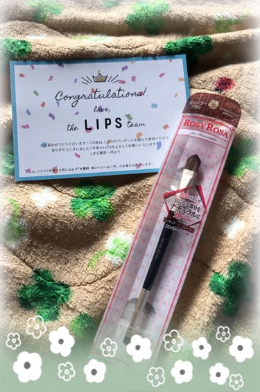 LIPSプレゼント企画で、ロージーローザ様から
発売されているダブルエンドコンシーラーブラシを頂きました。
✼••┈┈••✼••┈┈••✼••┈┈••✼••┈┈••✼
幅広タイプの平筆は、クマや色ムラな