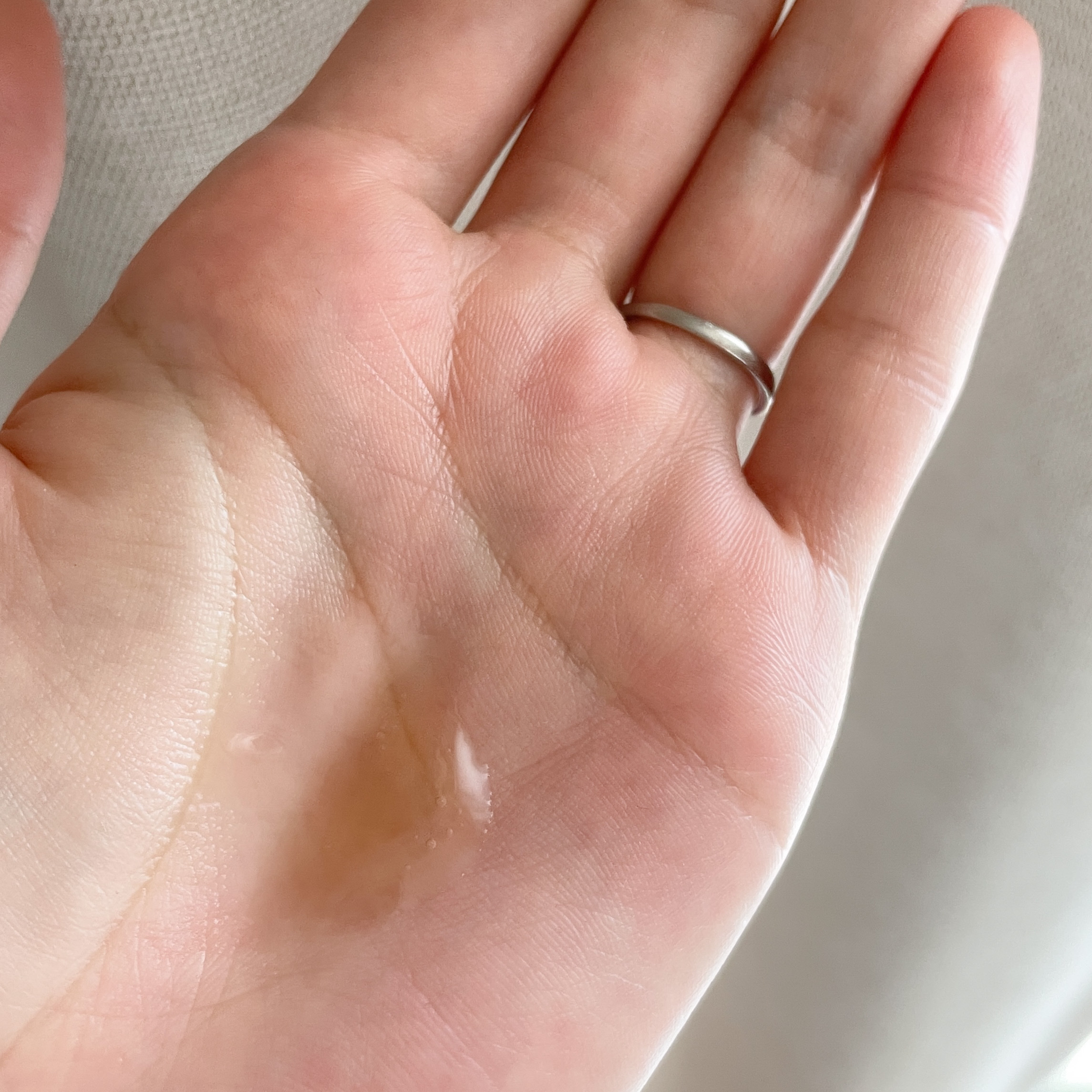 Sulwhasoo 潤燥(ユンジョ) エッセンスのクチコミ「雪秀花〜ソルファス〜
潤燥(ユンジョ)エッセンス

〜…〜…〜…〜…〜

洗顔後すぐに使う導入.....」（3枚目）