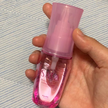 サラ まっすぐアイロン用オイル40ml

ツルハで購入
ガサツでマメじゃない私はしばらく使わず放置していました、、、が最近インナーカラーやドライヤーで傷みまくり広がりまくりの髪がやばすぎて、遂に使用しま